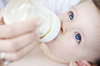 Foto: baby,kleinkind mit Fläschchen baby,kleinkind mit Fläschchen