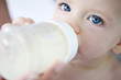 Foto: baby,kleinkind mit Fläschchen baby,kleinkind mit Fläschchen