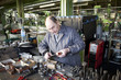 Senior bei der Arbeit