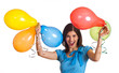 Frau feiert mit Luftballons