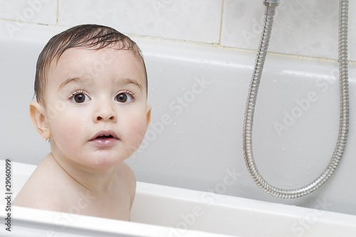 Foto: Niño tomando su baño diario. Niño tomando su baño diario.