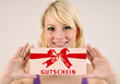 Junge Frau mit Gutschein