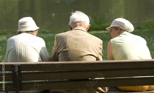 Photo: Senioren sitzen Bank Senioren sitzen Bank