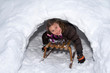 Mädchen im Iglu