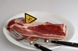 Mit Dioxin oder anderem Gift verseuschtes Fleisch auf dem Teller