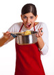 Frau hält Topf mit Pasta