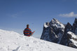Meditation in den Dolomiten im Winter