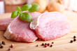Foto: Raw pork chops on cutting board Raw pork chops on cutting board
