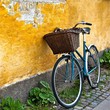 Vélo contre un mur jaune à Copenhague au Danemark