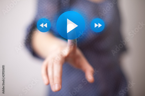 Foto: hand pressing play button hand pressing play button