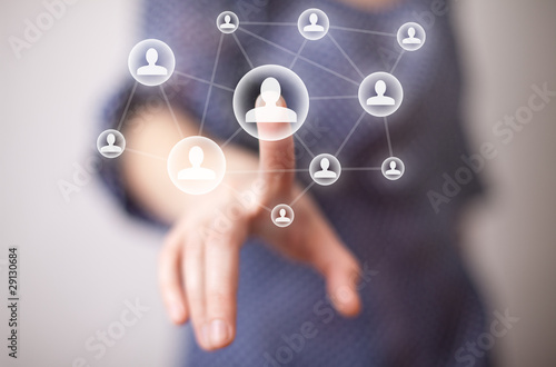 Foto: hand pressing social media icon hand pressing social media icon