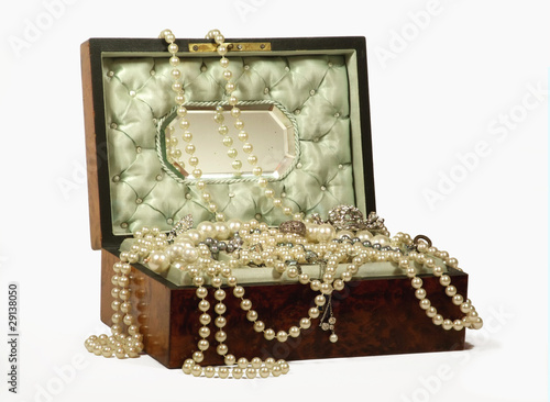 Photo: bijoux et boite à bijoux sur fond blanc bijoux et boite à bijoux sur fond blanc