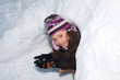 Mädchen in der Schneehütte