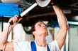 Automechaniker in seiner Werkstatt