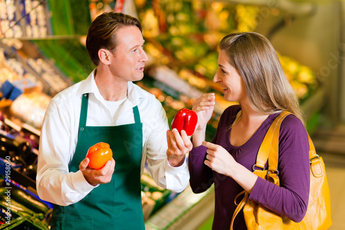 Foto: Frau im Supermarkt und Verkäufer Frau im Supermarkt und Verkäufer