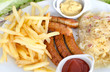 Pommes mit Bratwurst und Sauerkraut