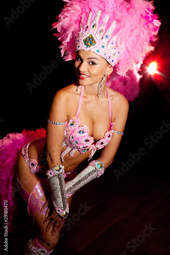 Foto: cabaret dancer over dark background cabaret dancer over dark background