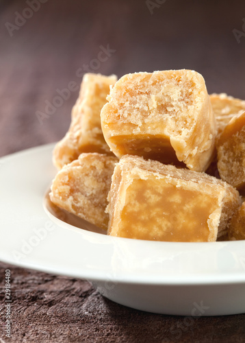 Photo: Karamelltoffees in einer Schale Karamelltoffees in einer Schale