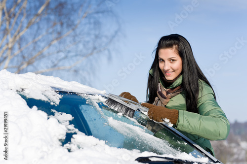 Foto: Winter car - woman remove snow from windshield Winter car - woman remove snow from windshield