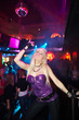 Photo: Blondine tanzt in Disco Blondine tanzt in Disco