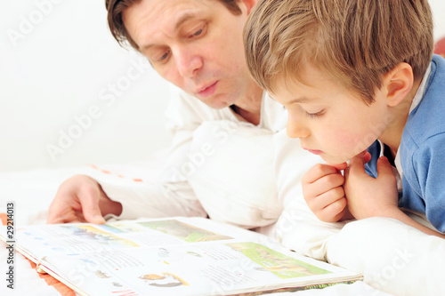 Photo: Wir lesen ein Buch Wir lesen ein Buch