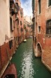 Canales y viejos edificios de los barrios de Venecia