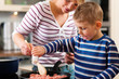 Familie beim Kochen in Küche