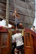 Vietnam, Ha Long: Hisser la voie de la jonque traditionnelle