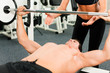 Mann im Fitnessstudio trainiert mit Langhantel