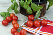Basilikumtopf mit Tomaten