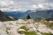 Wanderer in Felslandschaft mit dramatischem Himmel