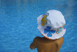 Photo: Kleiner Junge mit Sonnenhut am Pool Kleiner Junge mit Sonnenhut am Pool