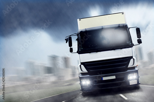 Foto: LKW | Regen | Geschwindigkeit LKW | Regen | Geschwindigkeit