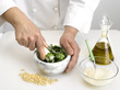 piler les herbes aromatiques