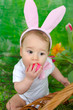 Baby zu Ostern mit Osterei