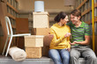 Foto: Couple Sitting in Back of Moving Van, handing over keys Couple Sitting in Back of Moving Van, handing over keys