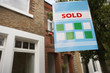 Foto: Sold sign in front of house Sold sign in front of house