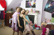 Foto: Young Girls striking a pose in trendy bedroom at Slumber Party Young Girls striking a pose in trendy bedroom at Slumber Party