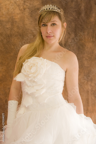 Photo: jolie femme en robe de mariée jolie femme en robe de mariée