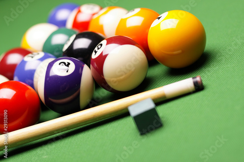 Foto: Billiard balls, cue on green table! Billiard balls, cue on green table!