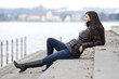 Foto: Frau am Aussichtspunkt-See Frau am Aussichtspunkt-See