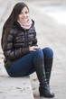Foto: Frau sitzt auf einer Treppe am Ufer eines See`s Frau sitzt auf einer Treppe am Ufer eines See`s