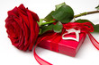 Foto: pacco regalo con rosa rossa pacco regalo con rosa rossa