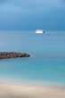 Playa, barco y espigón