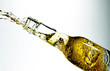 Flasche beim Ausgießen 4