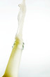 Flasche beim Ausgießen 6