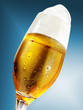 Bierglas hohe Krone vor Blau