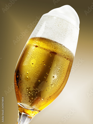 Foto: Bierglas hohe Krone vor Gold Bierglas hohe Krone vor Gold