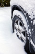 Winterreifen eines Autos im Schnee.