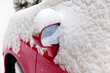 Neuschnee auf einem parkenden Auto